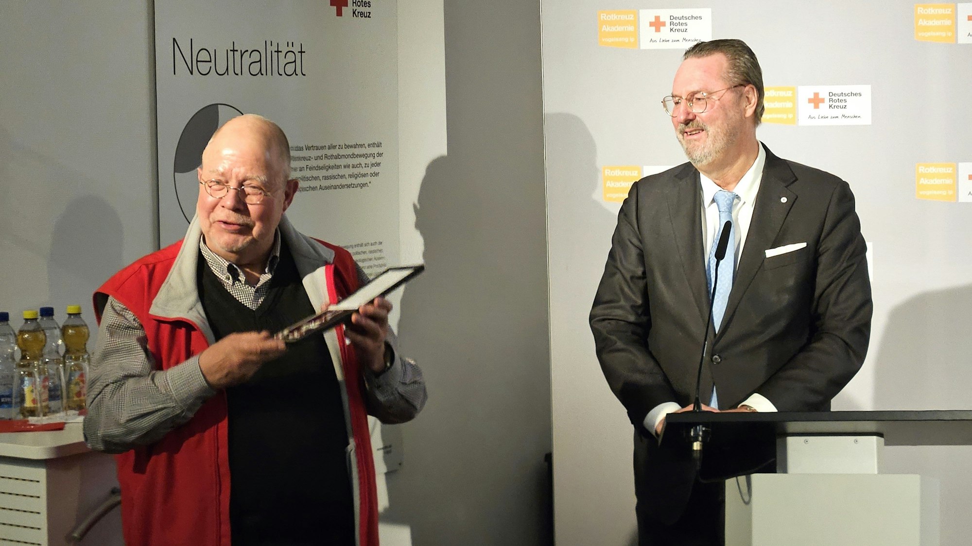 Rolf Zimmermann präsentiert seine Dankmedaille, Dr. Alexander Schröder-Frerkes steht neben ihm.