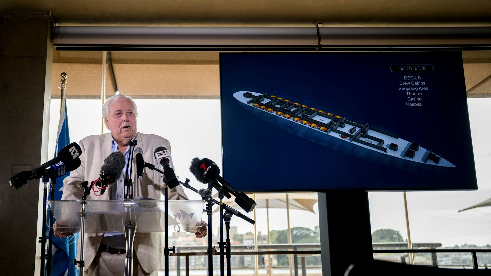 Sydney: Der Milliardär Clive Palmers spricht zu den Medien während einer Ankündigung zur Titanic II.