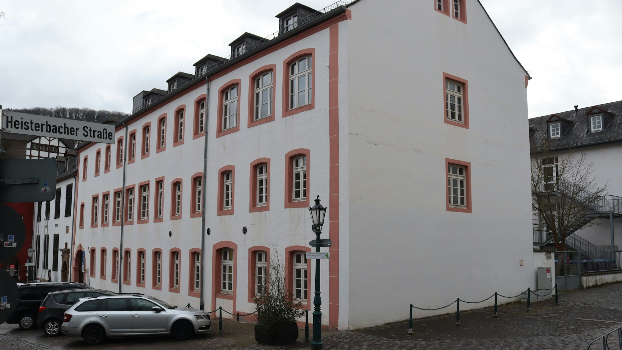 Eine Außenansicht der Grundschule Bad Münstereifel.