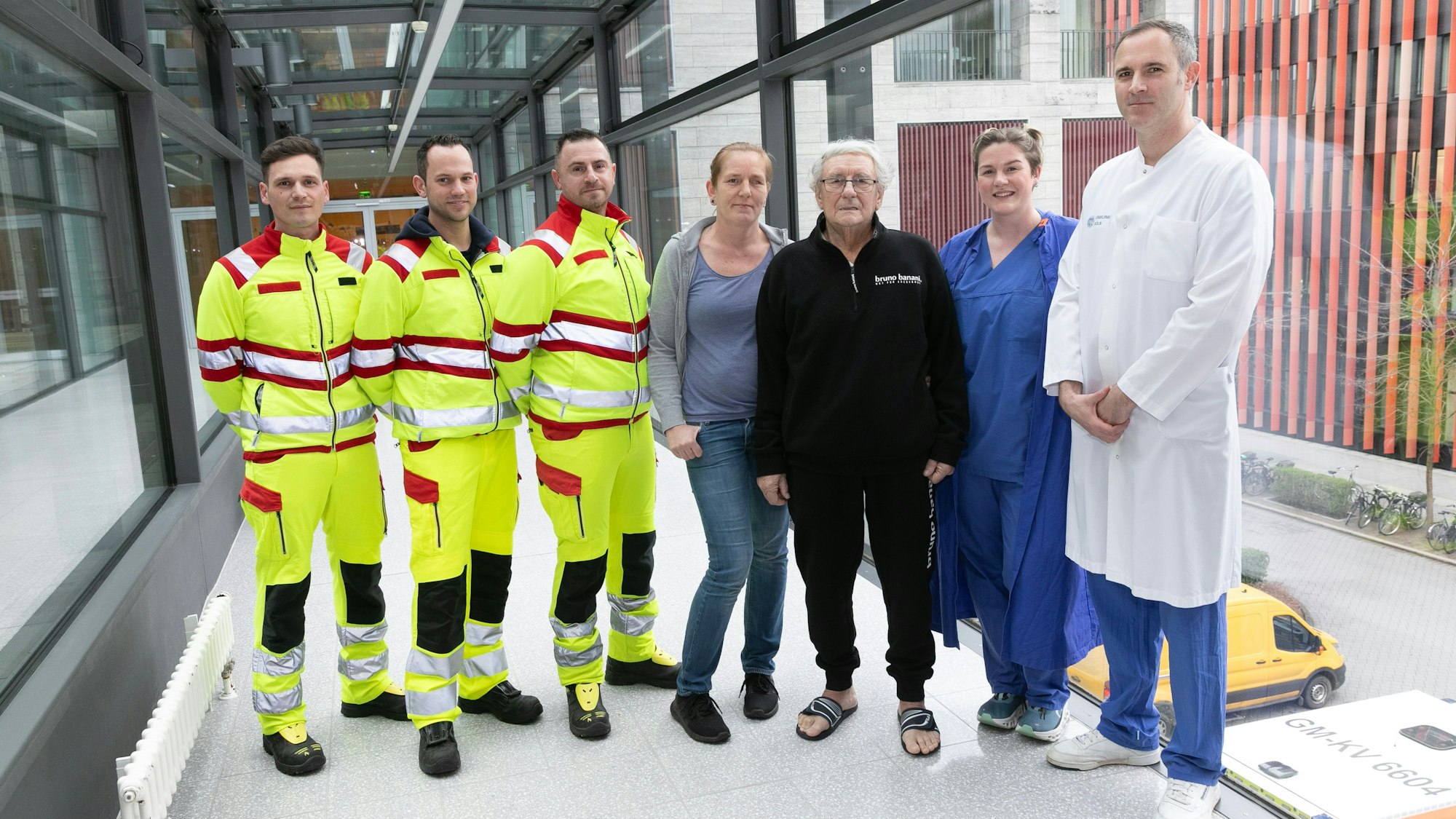 Die Einsatzkräfte vom Rettungsdienst, Jenna Müller, Peter Muhrmann und die Ärzte der Uniklinik.