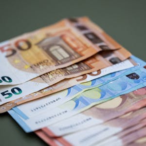 Zahlreiche Euro-Banknoten liegen auf einem Tisch.