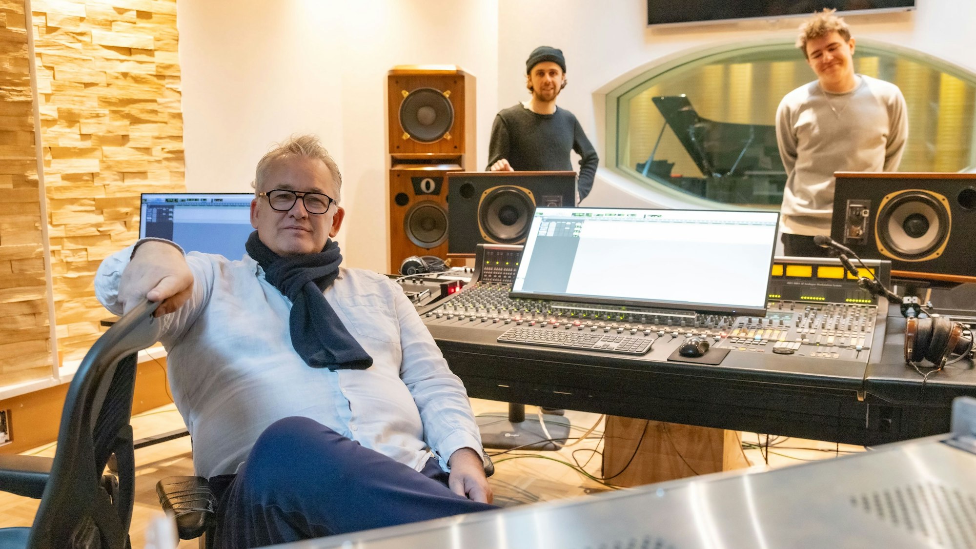 Klang-Experten: Studioinhaber Ralf Kemper mit Tondirigent Sam Donalies und Toningenieur Nick Benoy
