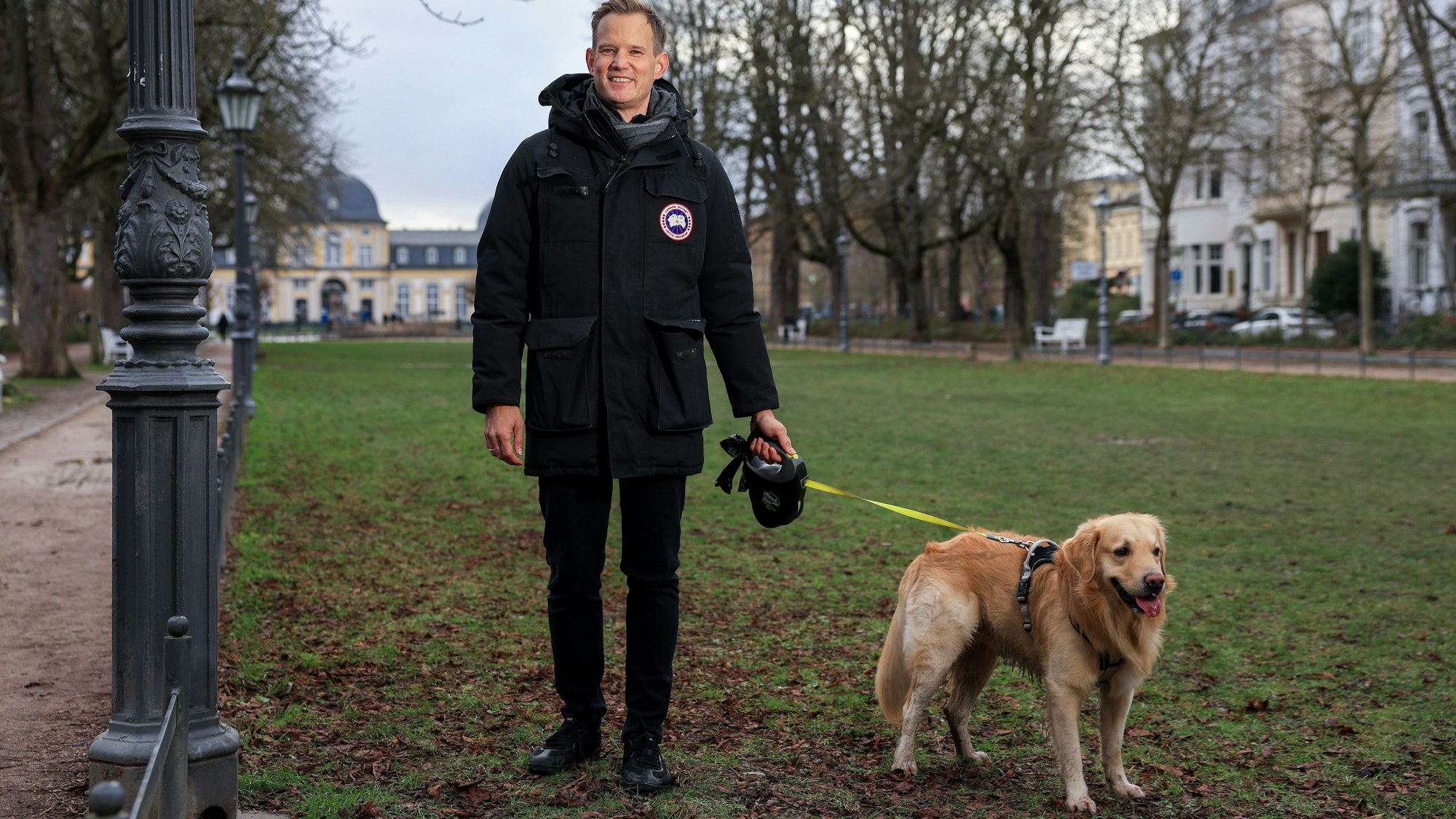 Prof. Dr. med. Hendrik Streeck ist ein deutscher Virologe. Der Mediziner ist seit Oktober 2019 Direktor des Institutes für Virologie am Universitätsklinikum Bonn und war Mitglied des Corona-Expertenrats der Bundesregierung.
Im Bild mit seinem Hund Sam.