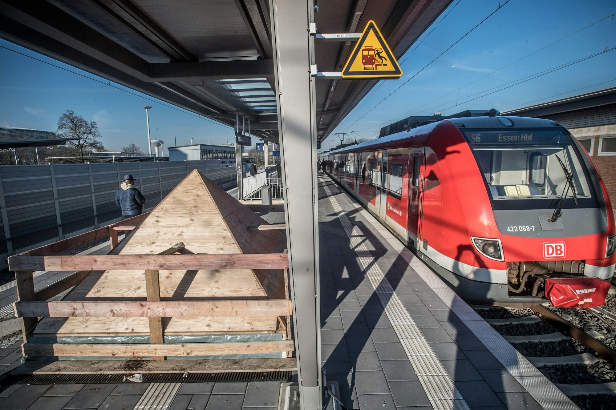 Mit einer Pyramide aus Holz ist der Aufzugsschacht zum Bahnsteig im Bahnhof Leverkusen-Mitte verschlossen.