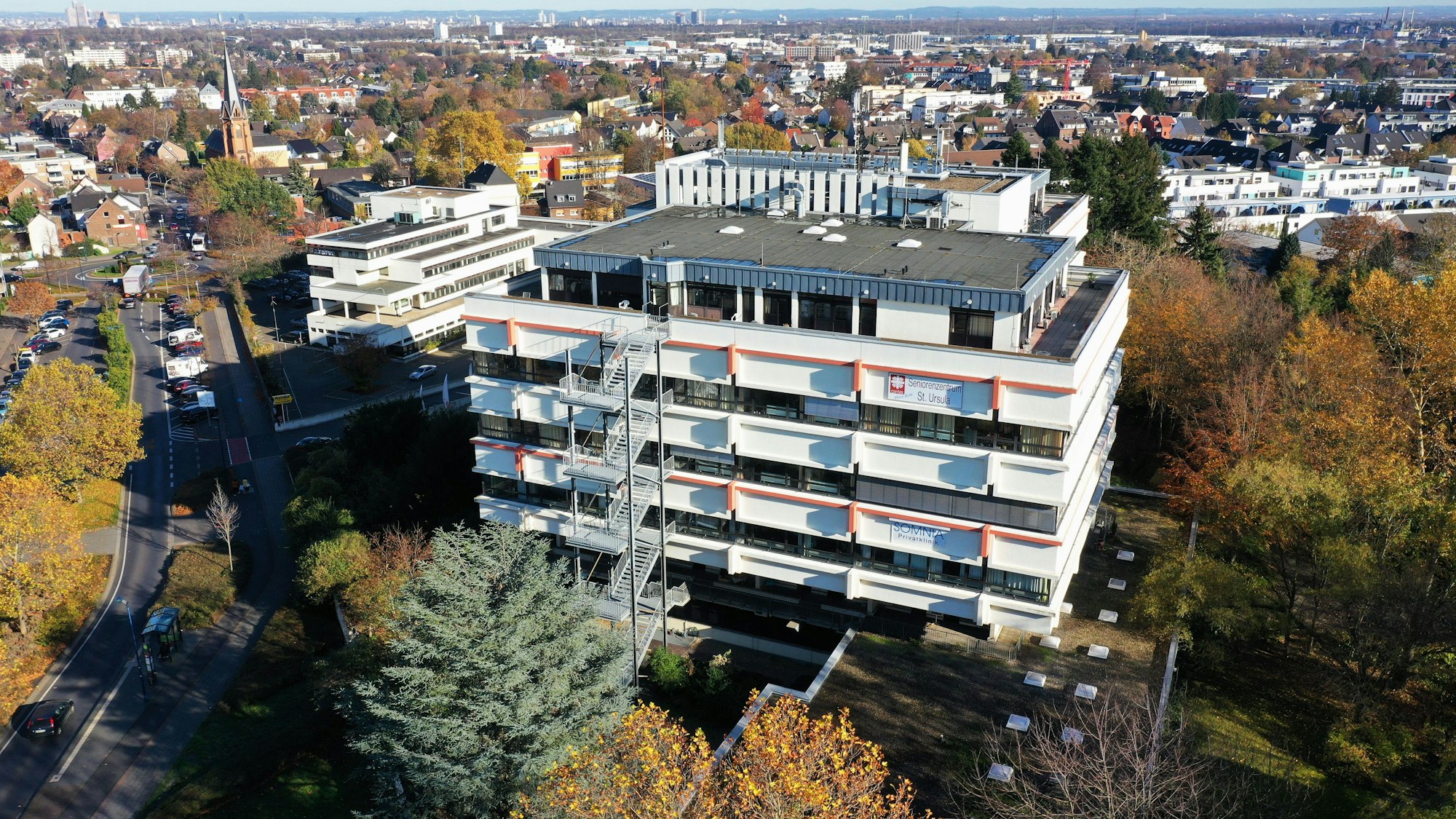 Das Luftbild zeigt das alte Kreishaus Hermülheim. Darin ist das Caritas Seniorenzentrum St. Ursula untergebracht.