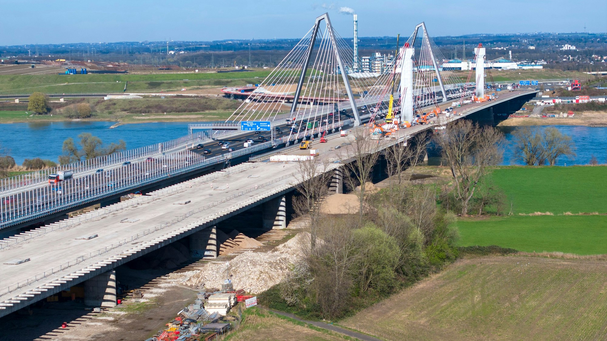 Blick von oben auf die Arbeiten an der Leverkusener Rheinbrücke