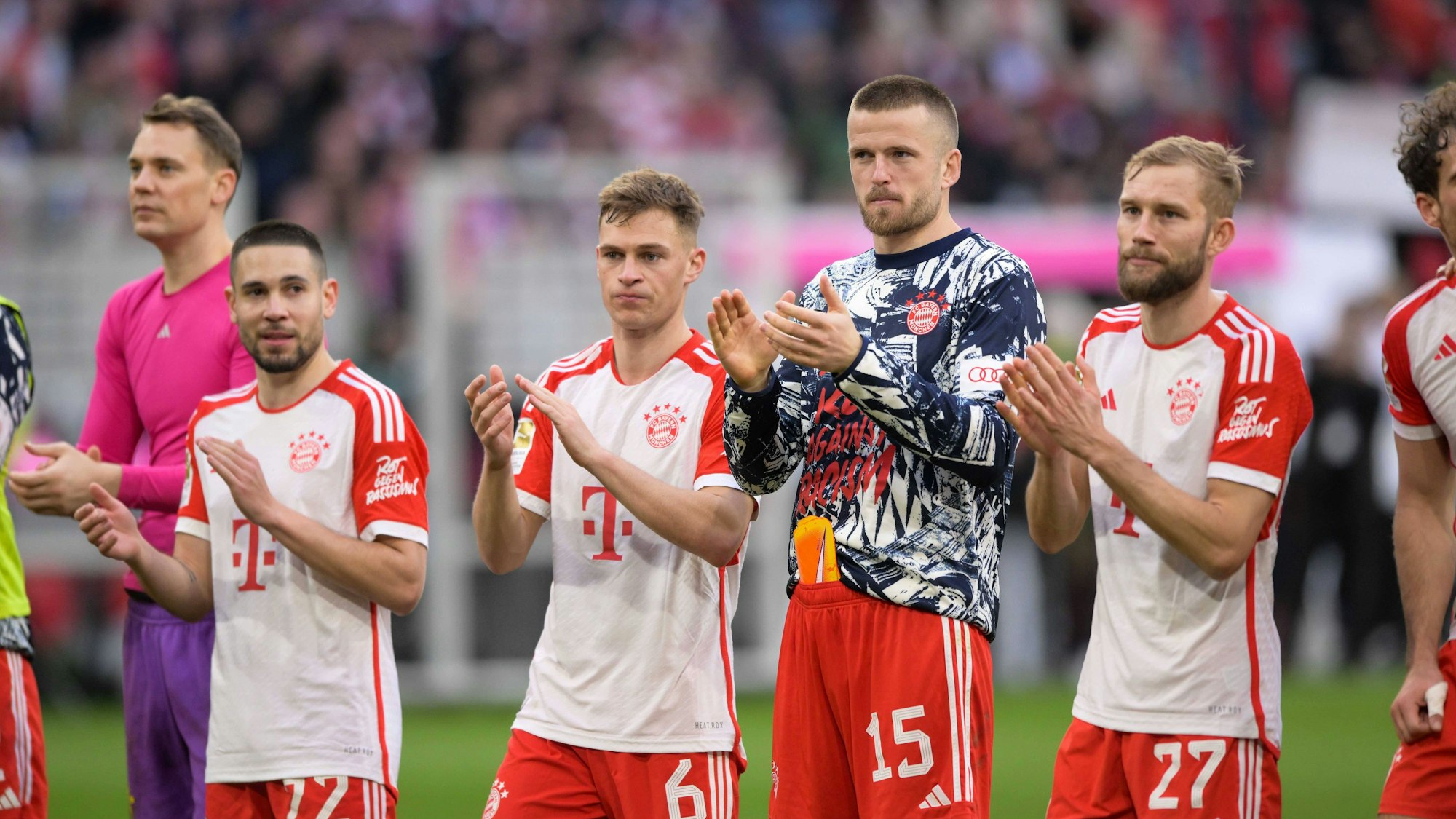 Raphael Guerreiro, Joshua Kimmich, Eric Dier und Konrad Laimer stehen vor der Bayern-Fankurve.