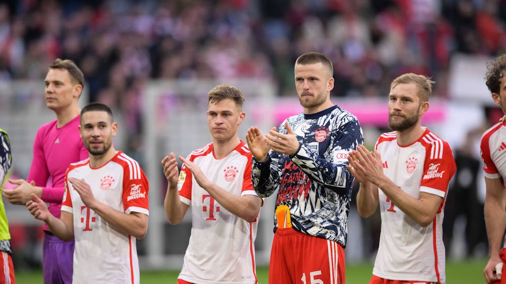 Raphael Guerreiro, Joshua Kimmich, Eric Dier und Konrad Laimer stehen vor der Bayern-Fankurve.