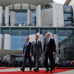 Polens Ministerpräsident Donald Tusk, Frankreichs Präsident Emmanuel Macron und Bundeskanzler Olaf Scholz (v.l.) vor dem Kanzleramt in Berlin.