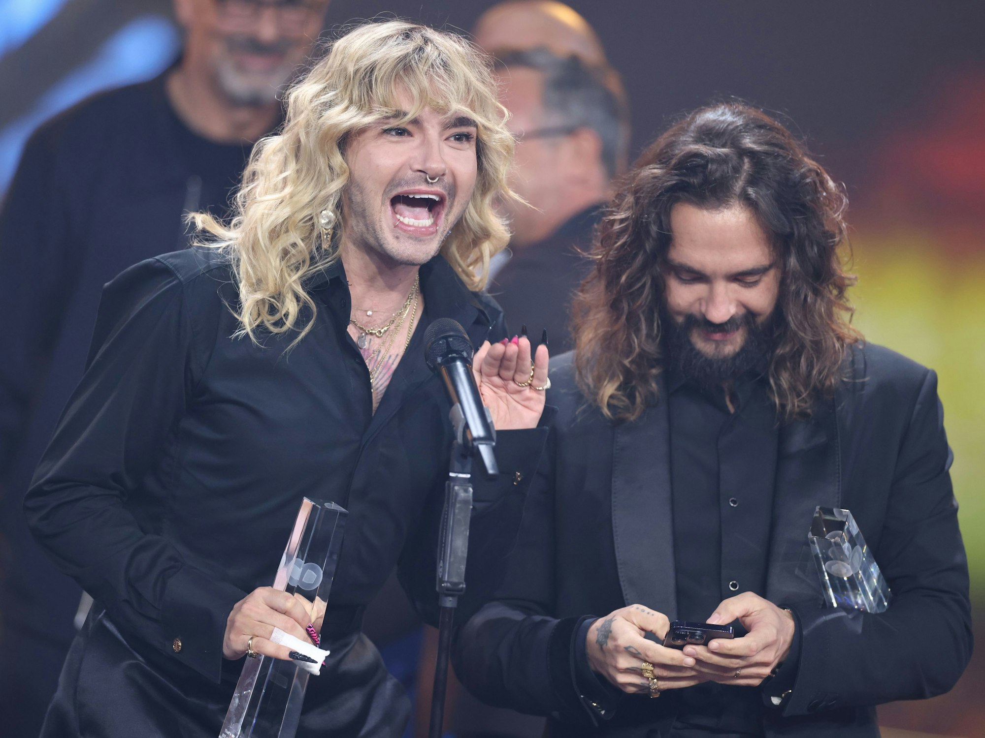 Die Musiker Bill (links) und Tom Kaulitz haben 2023 ihren ersten Deutschen Fernsehpreis erhalten.