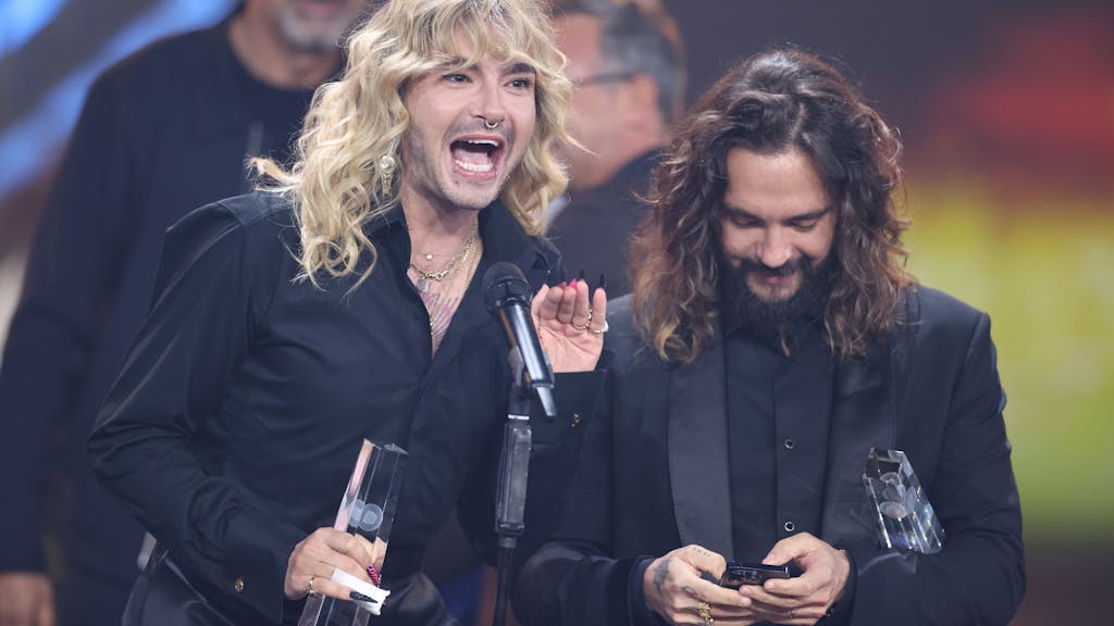 Die Musiker Bill (links) und Tom Kaulitz haben 2023 ihren ersten Deutschen Fernsehpreis erhalten.