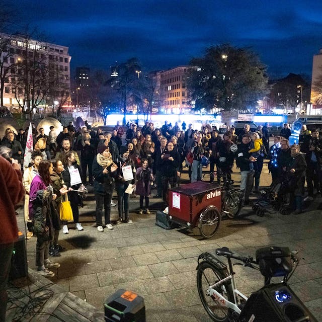 Die Demonstranten von „Donnern gegen Rechts“ stehen auf dem Ebertplatz.