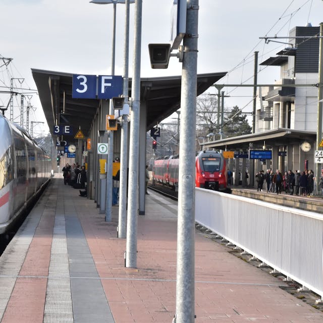 Ein ICE-Zug hält an Gleis der des Bahnhofs Siegburg/Bonn.