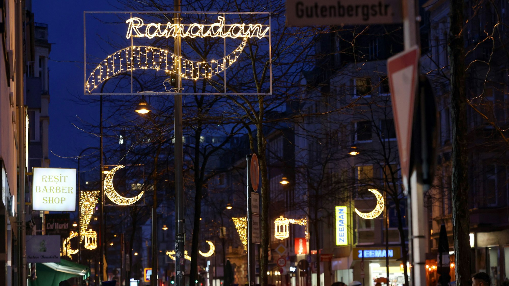 Die Ramadan-Beleuchtung an der Venloer Straße mit Ramadan-Schriftzug und Halbmonden