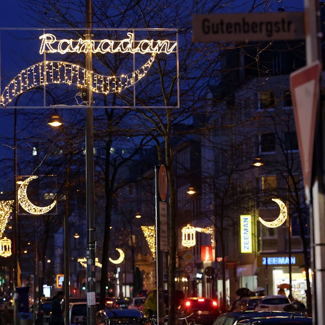 Die Ramadan-Beleuchtung an der Venloer Straße mit Ramadan-Schriftzug und Halbmonden
