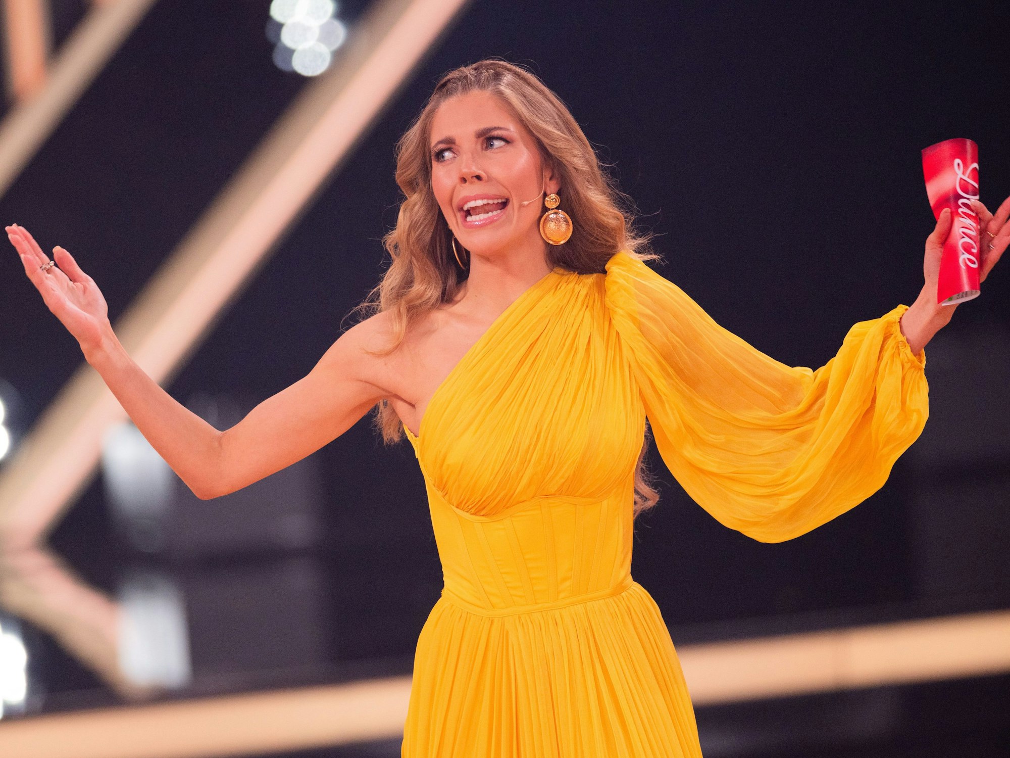 15.03.2024, Nordrhein-Westfalen, Köln: Victoria Swarovski, Moderatorin, steht in der RTL-Tanzshow «Let's Dance» auf dem Parkett im Coloneum.