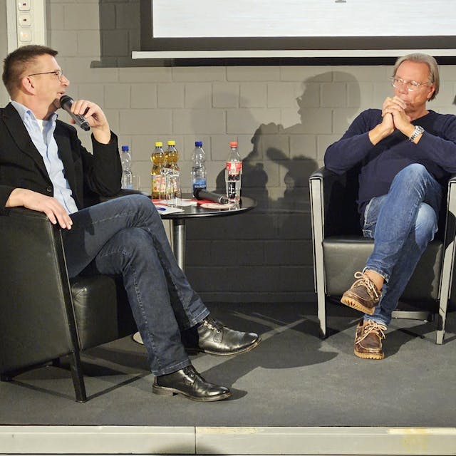 Christoph Heup und Prof. Harald Welzer sitzen auf der Bühne nebeneinander.