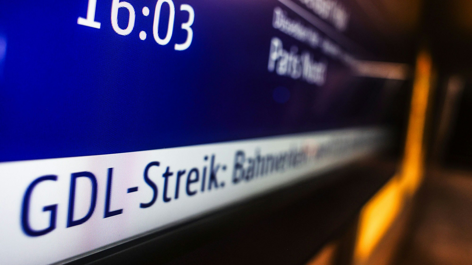 Eine Anzeigetafel der Deutschen Bahn weist auf einen GDL-Streik hin. Seit Monaten sind die Tarifgespräche ohne Einigung, es kam bereits zu sechs Streiks. (Archivbild)