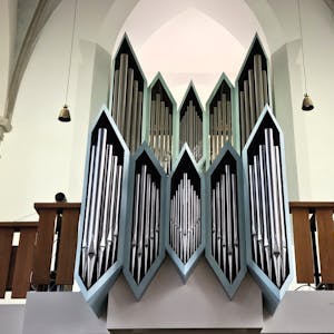 Blick auf die Orgelpfeifen auf der Empore in der Kirche in Gemünd.