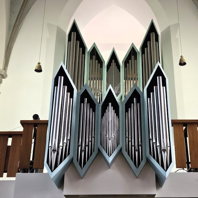 Blick auf die Orgelpfeifen auf der Empore in der Kirche in Gemünd.