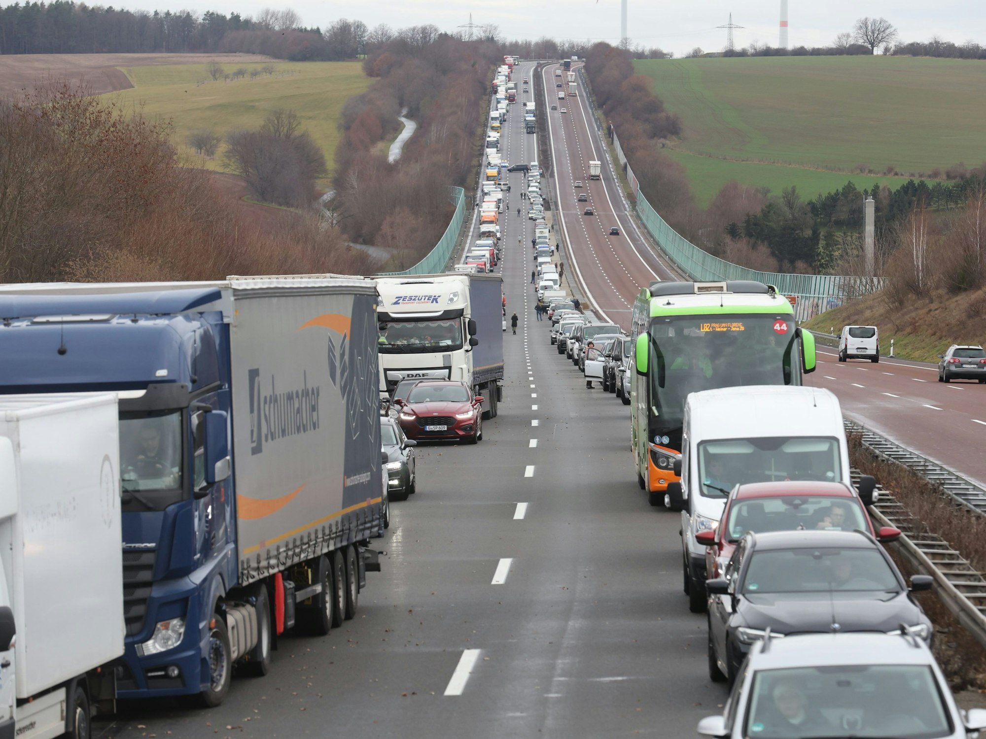 Fahrzeuge haben eine Rettungsgasse gebildet (Symbolbild): Nach einem Unfall auf der A2 bei Recklinghausen sind laut Polizei 40 Fahrer entgegen der Fahrtrichtung durch die Rettungsgasse gefahren, um die Autobahn zu verlassen.