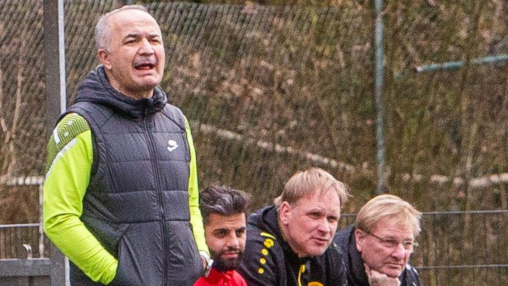 Hohkeppels Trainer Mutlu Demir steht am Spielfeldrand.