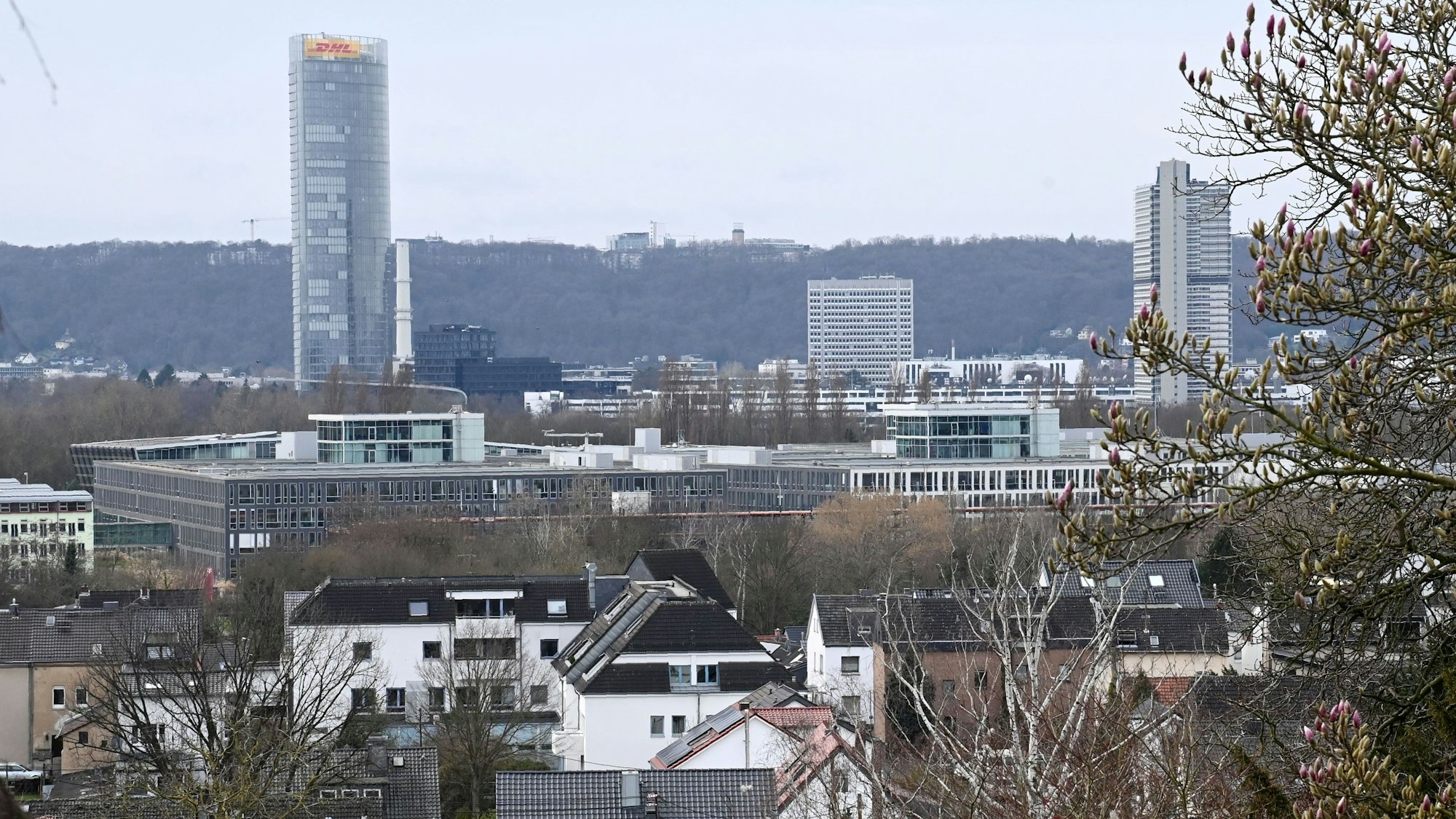 Ein Blick auf die Dächer von Bonn. Links im Bild ist der DHl-Tower zu sehen.
