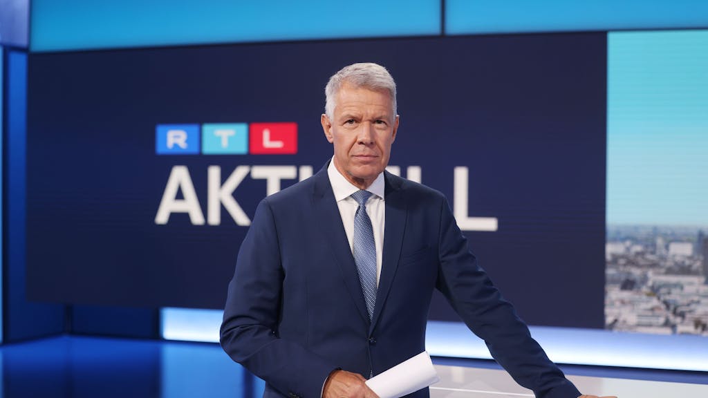 RTL-Moderator Peter Kloeppel steht im Studio in Köln. Er trägt einen Anzug und schaut in die Kamera.