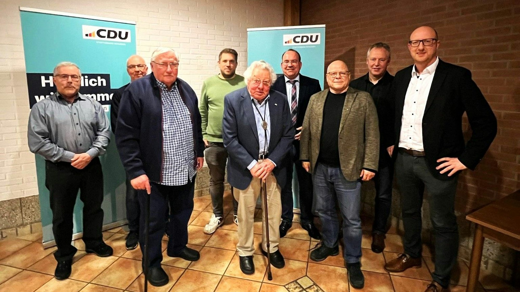 Die Geehrten stehen vor zwei CDU-Aufstellern.