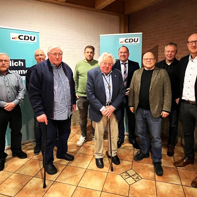 Die Geehrten stehen vor zwei CDU-Aufstellern.