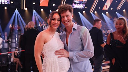 Die schwangere Profitänzerin Renata Lusin und ihr Mann Valentin Lusin, Profitänzer, stehen in der Kennenlernshow der RTL-Tanzshow „Let's Dance“ zum Auftakt der neuen Staffel auf dem Parkett im Coloneum.