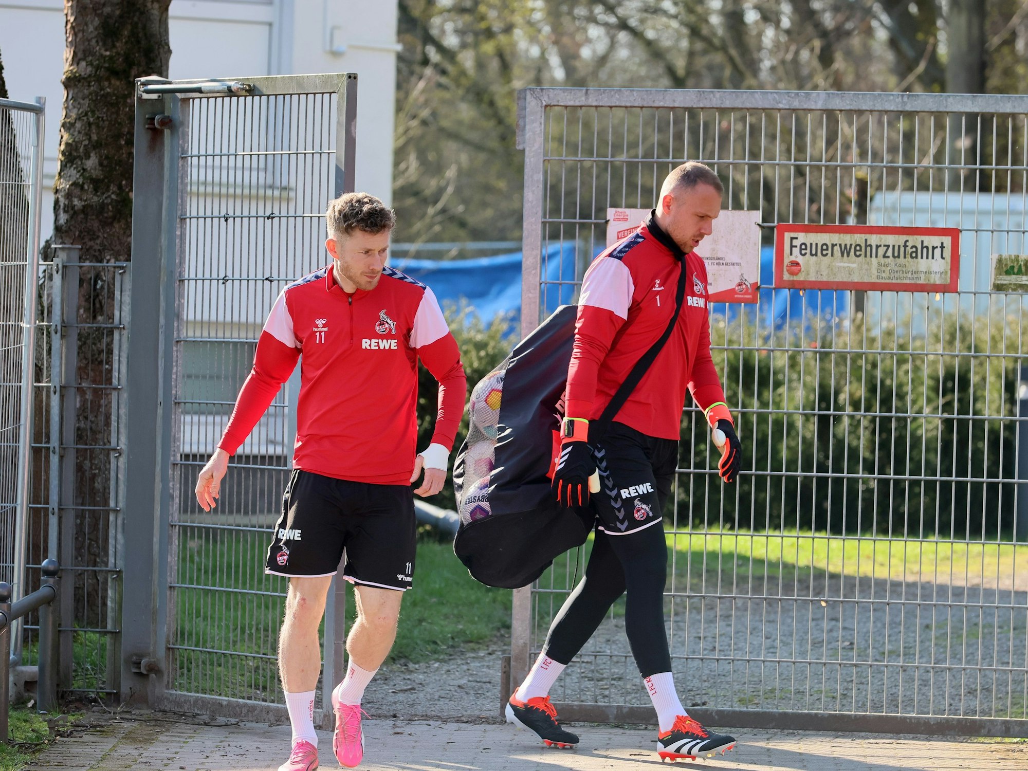 1. FC Köln, Training: Florian Kainz und Marvin Schwäbe vor der Kabine.