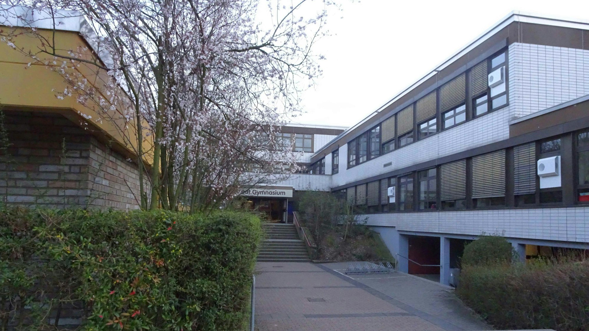 Einer der Eingänge des Städtischen Gymnasiums Rheinbach. Das Gebäude stammt aus den 1970er Jahren.