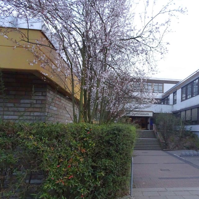 Einer der Eingänge des Städtischen Gymnasiums Rheinbach. Das Gebäude stammt aus den 1970er Jahren.
