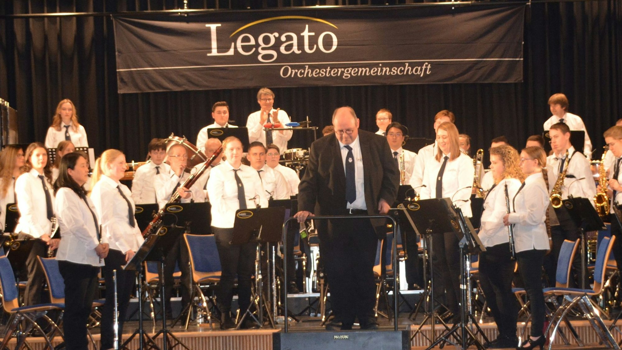 Gruppenbild der Legato-Orchestergemeinschaft mit ihrem Dirigenten