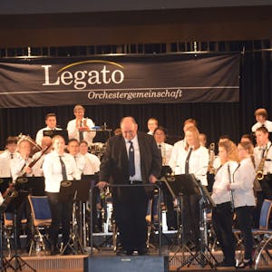 Gruppenbild der Legato-Orchestergemeinschaft mit ihrem Dirigenten