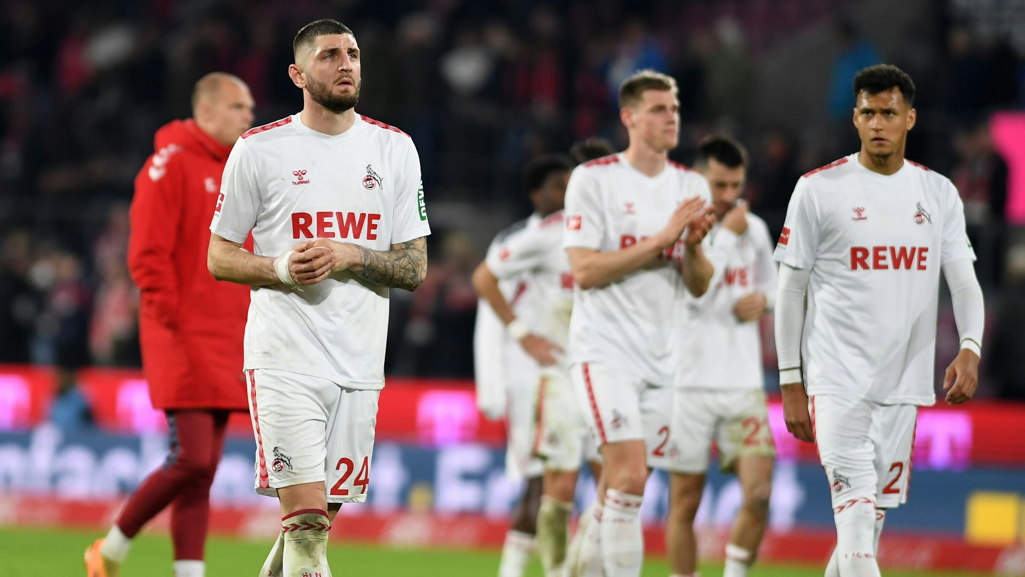 Hängende Köpfe bei den Profis des 1. FC Köln nach der zweiten Abreibung gegen RB Leipzig in dieser Saison.