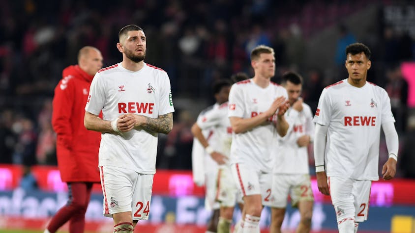 Hängende Köpfe bei den Profis des 1. FC Köln nach der zweiten Abreibung gegen RB Leipzig in dieser Saison.
