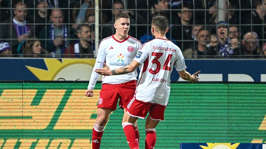 Die Düsseldorfer Christos Tzolis und Nicolas Gavory jubeln über das Tor zum 1:0 beim VfL Osnabrück.