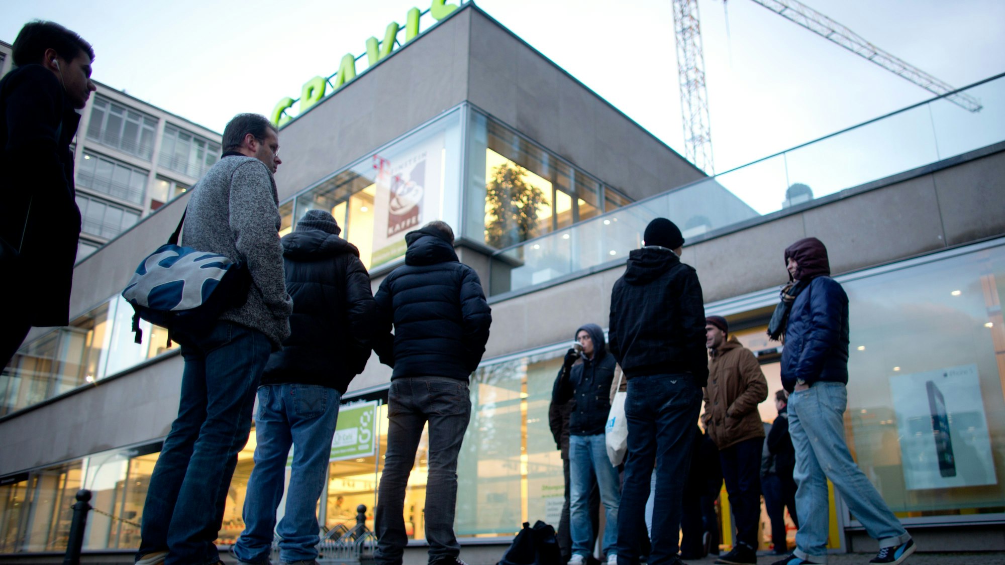 Gravis wird nach Medienberichten abgewickelt. Unser Foto zeigt eine Schlange vor einem Gravis-Store in Berlin (2012).