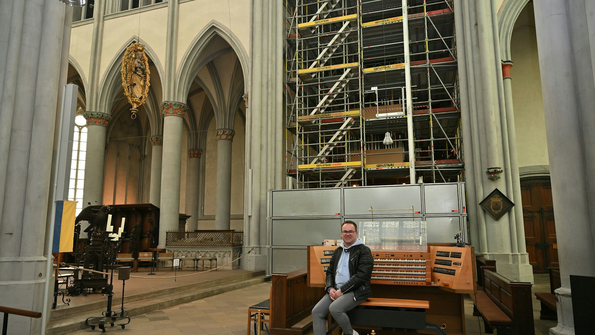 Die Orgel im Altenberger Dom ist eingerüstet. Organist Rolf Müller sitzt am elektrischen Spieltisch.