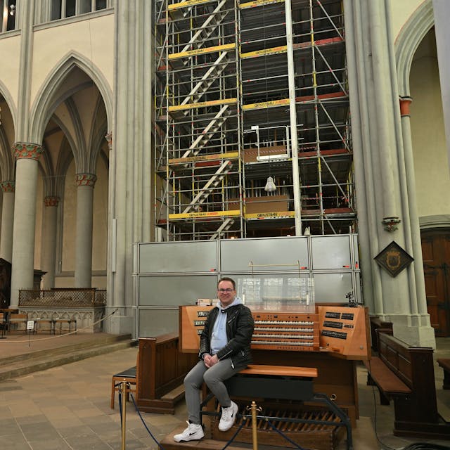 Die Orgel im Altenberger Dom ist eingerüstet. Organist Rolf Müller sitzt am elektrischen Spieltisch.