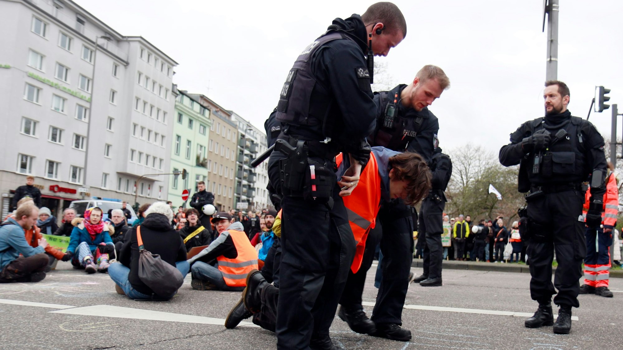 Klimaaktivisten der „Letzten Generation“ blockieren am Samstagmittag die Kreuzung am Kölner Ebertplatz.
