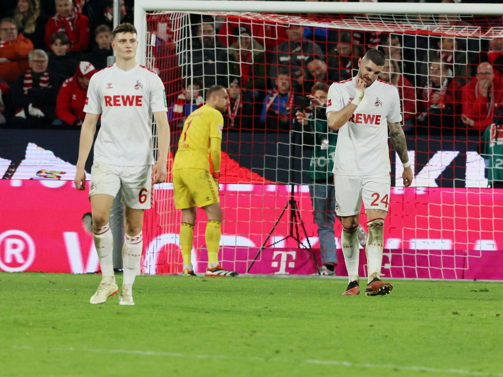 1. FC Köln gegen RB Leipzig: 1:5. Kölns Spieler enttäuscht.