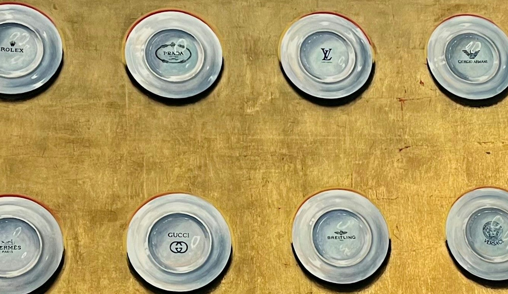 Ein Ölbild mit Suppentellern, die Logos von Luxusmarken an der Unterseite haben