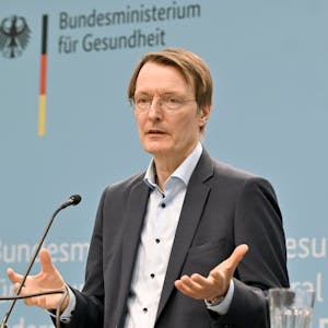 Karl Lauterbach (SPD), Bundesminister für Gesundheit, nimmt an einer Pressekonferenz teil. (Archivbild)