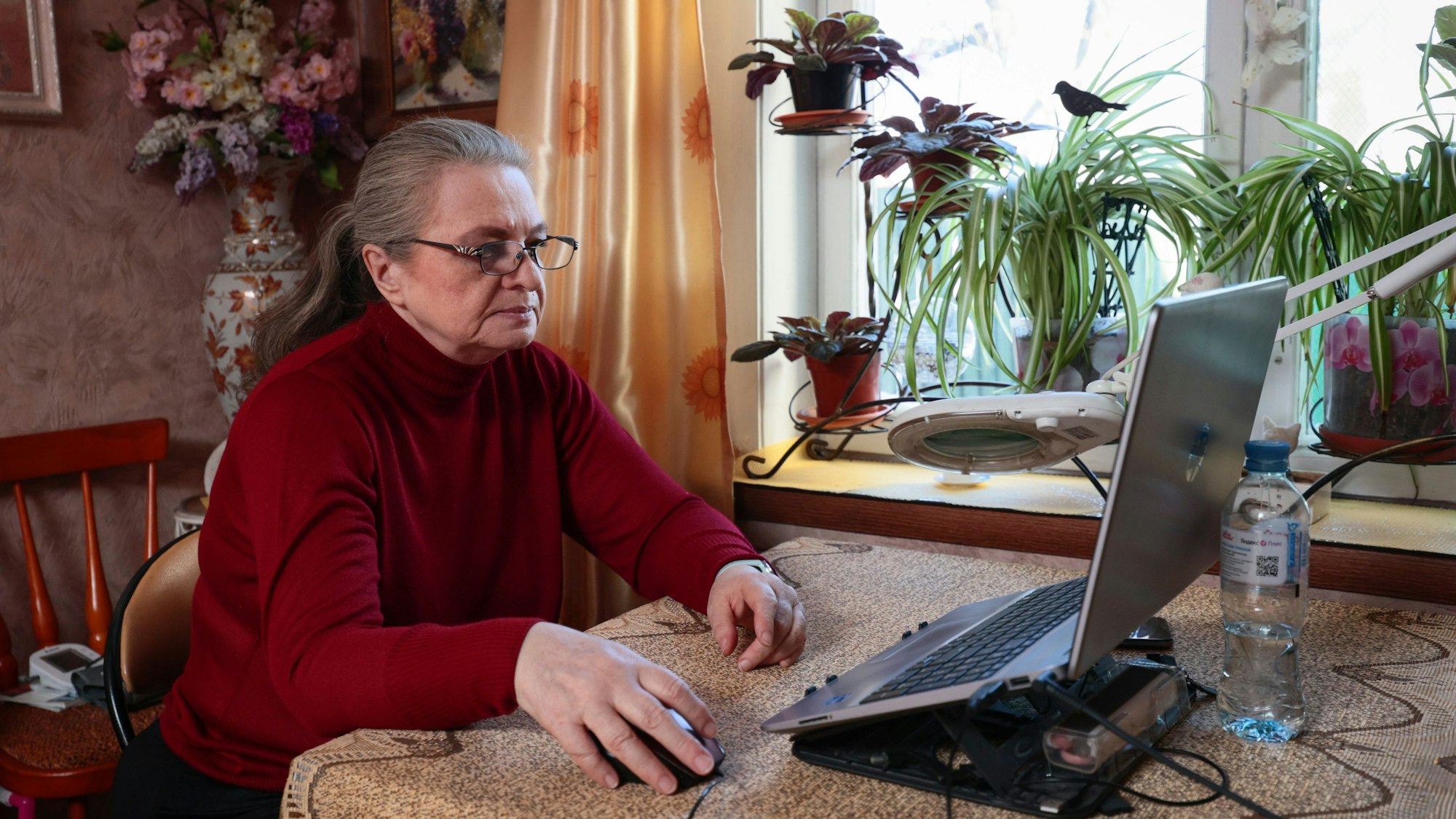 Eine Frau benutzt am Freitag (15. März) ihren Laptop für die elektronische Stimmabgabe während der Präsidentschaftswahlen in einem Dorf außerhalb von Moskau. Mehrere Putin-Gegner haben am Sonntag zu einer Protestaktion aufgerufen.