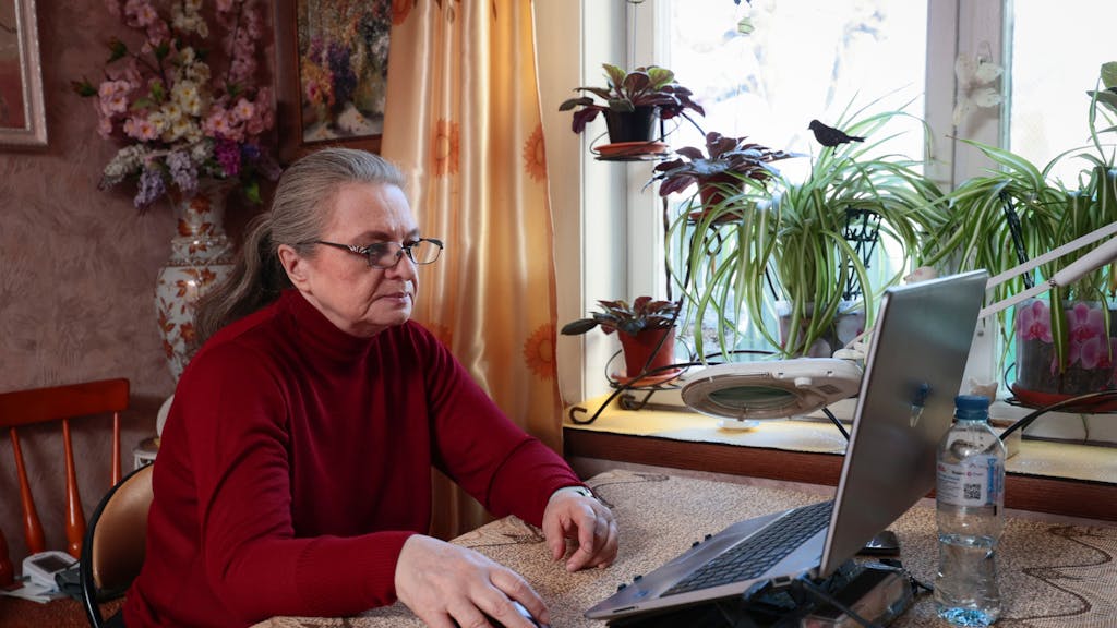 Eine Frau benutzt am Freitag (15. März) ihren Laptop für die elektronische Stimmabgabe während der Präsidentschaftswahlen in einem Dorf außerhalb von Moskau. Mehrere Putin-Gegner haben am Sonntag zu einer Protestaktion aufgerufen.