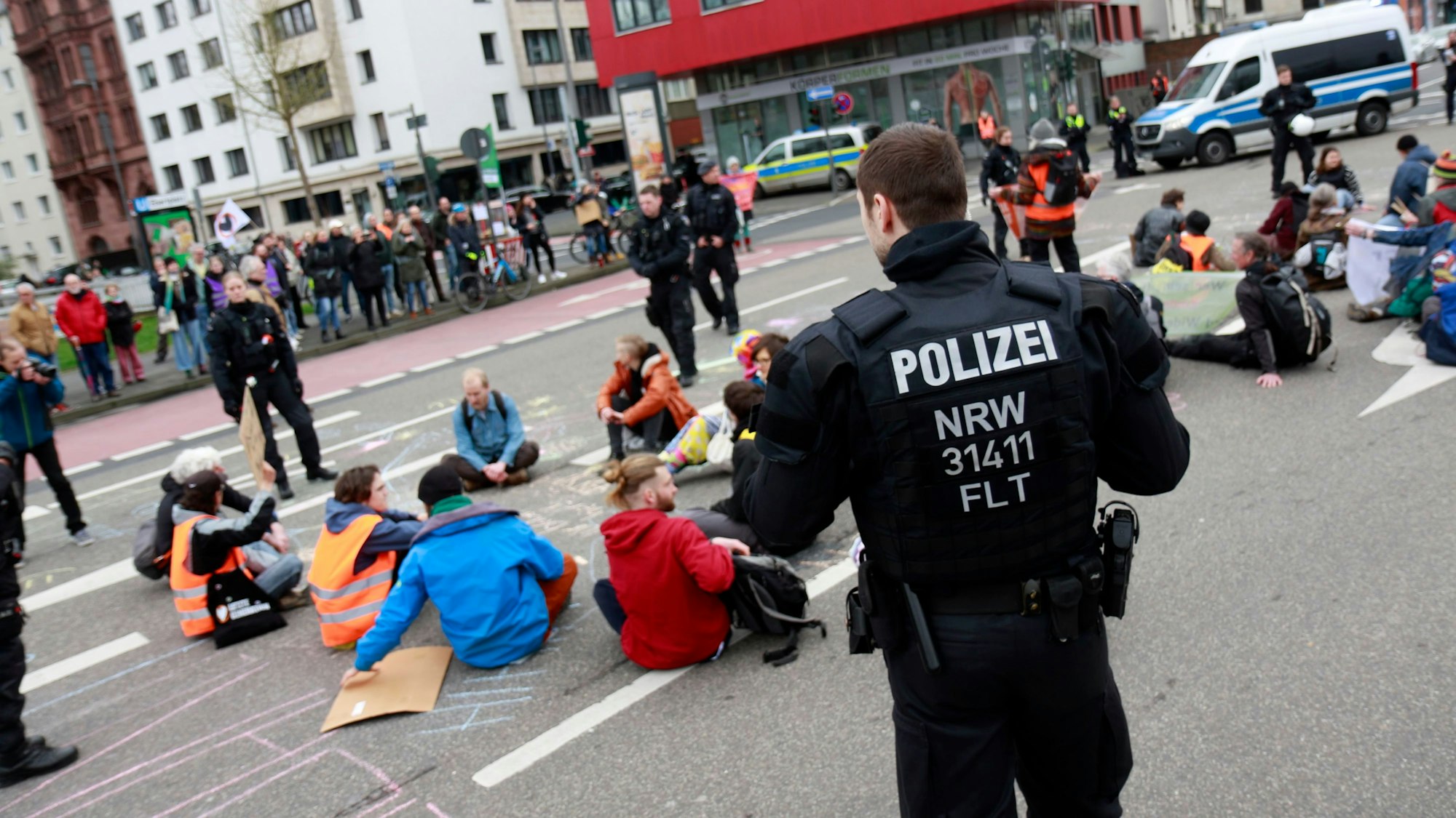 Klimaaktivisten blockierten die Kreuzung am Kölner Ebertplatz. In mehreren deutschen Städten kam es am Samstag zu Straßenblockaden durch die „Letzte Generation“.
