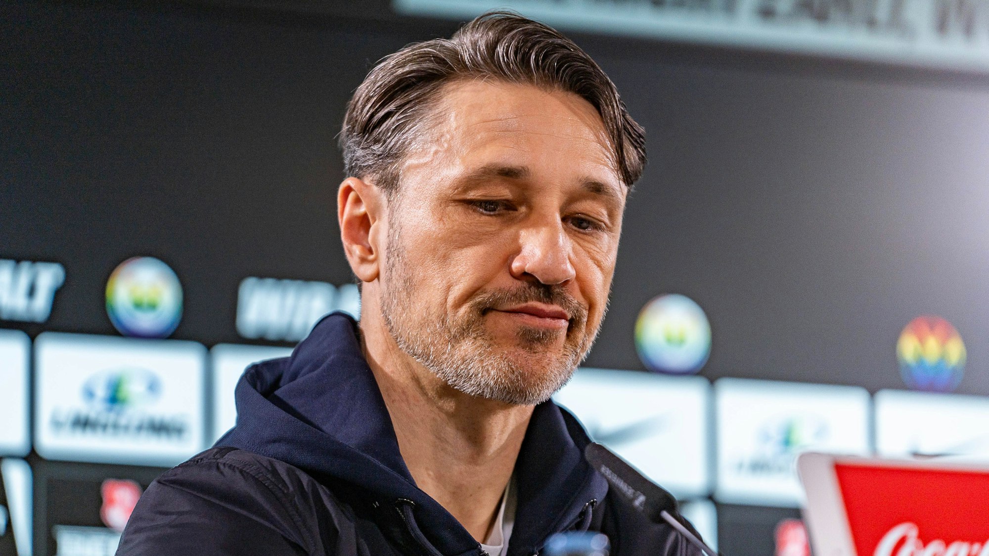 Niko Kovac als Wolfsburg-Trainer bei einer Pressekonferenz.